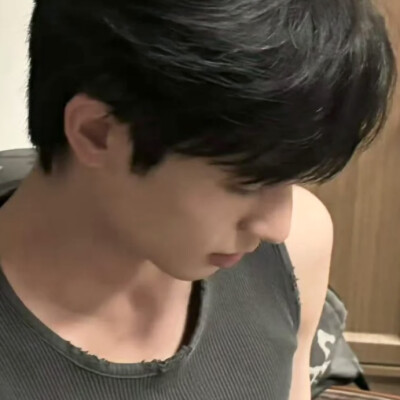 我甚至相信你拥有整个宇宙 我要从山上带给你快乐的花朵 带给你钟性花 黑榛实 以及一篮篮野生的吻 我要像春天对待樱桃树般地对待你