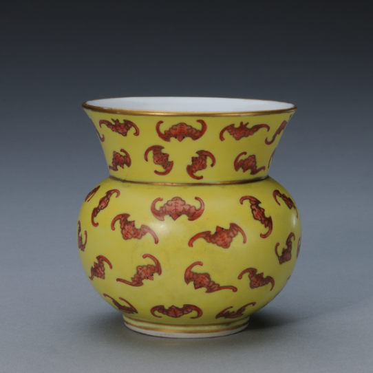 清同治 同治款黄地矾红彩蝠纹渣斗故宫博物院藏