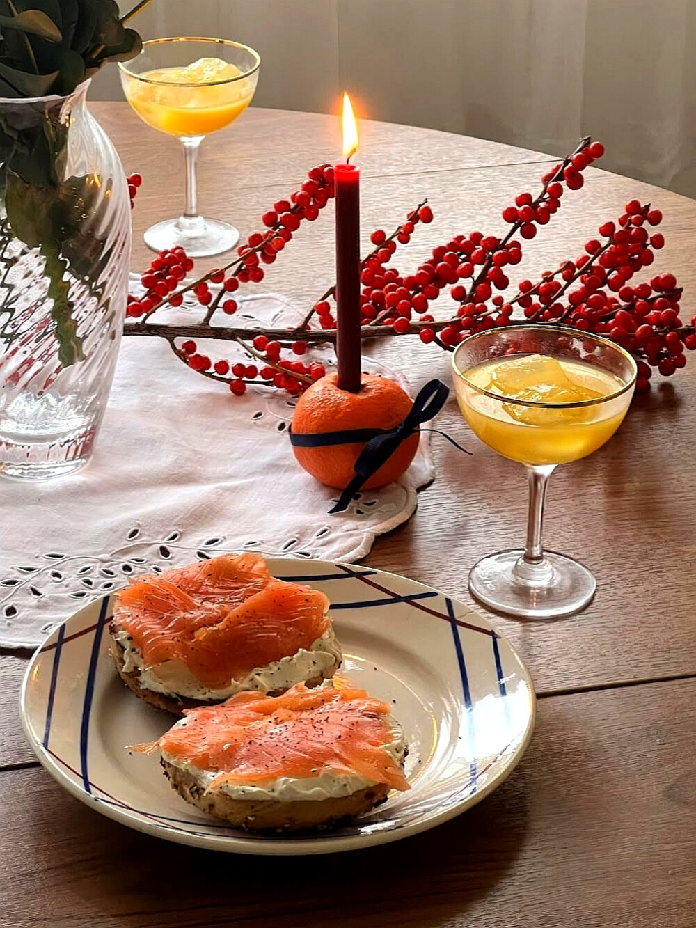 日常
半天朱霞，粲然如焚，
映着草地也有三分红意了。