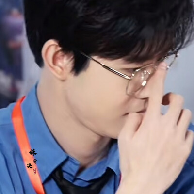 苹果的折角成了乐谱心脏的书签