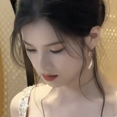 我不知道你身上的味道 我没有握过你的手 我没有感受过你怀抱的温度 我只记得凌晨三点的梦里你看着我笑