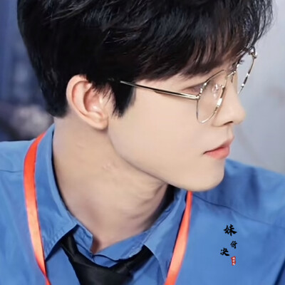 苹果的折角成了乐谱心脏的书签