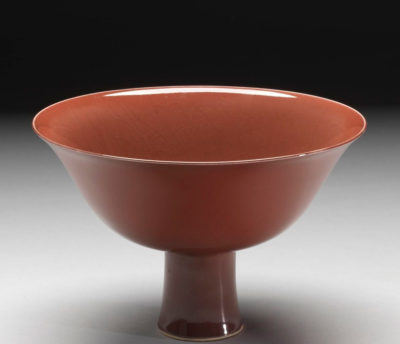 明永乐 红釉暗龙纹高足碗（碗心釉下“永乐年制”款）台北故宫博物院藏