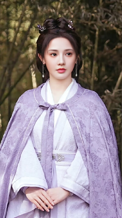 彭小苒｜凤凰台上
/凤凰台上凤凰游，凤去台空江自流。吴宫花草埋幽径，晋代衣冠成古丘。三山半落青天外，二水中分白鹭洲。总为浮云能蔽日，长安不见使人愁。