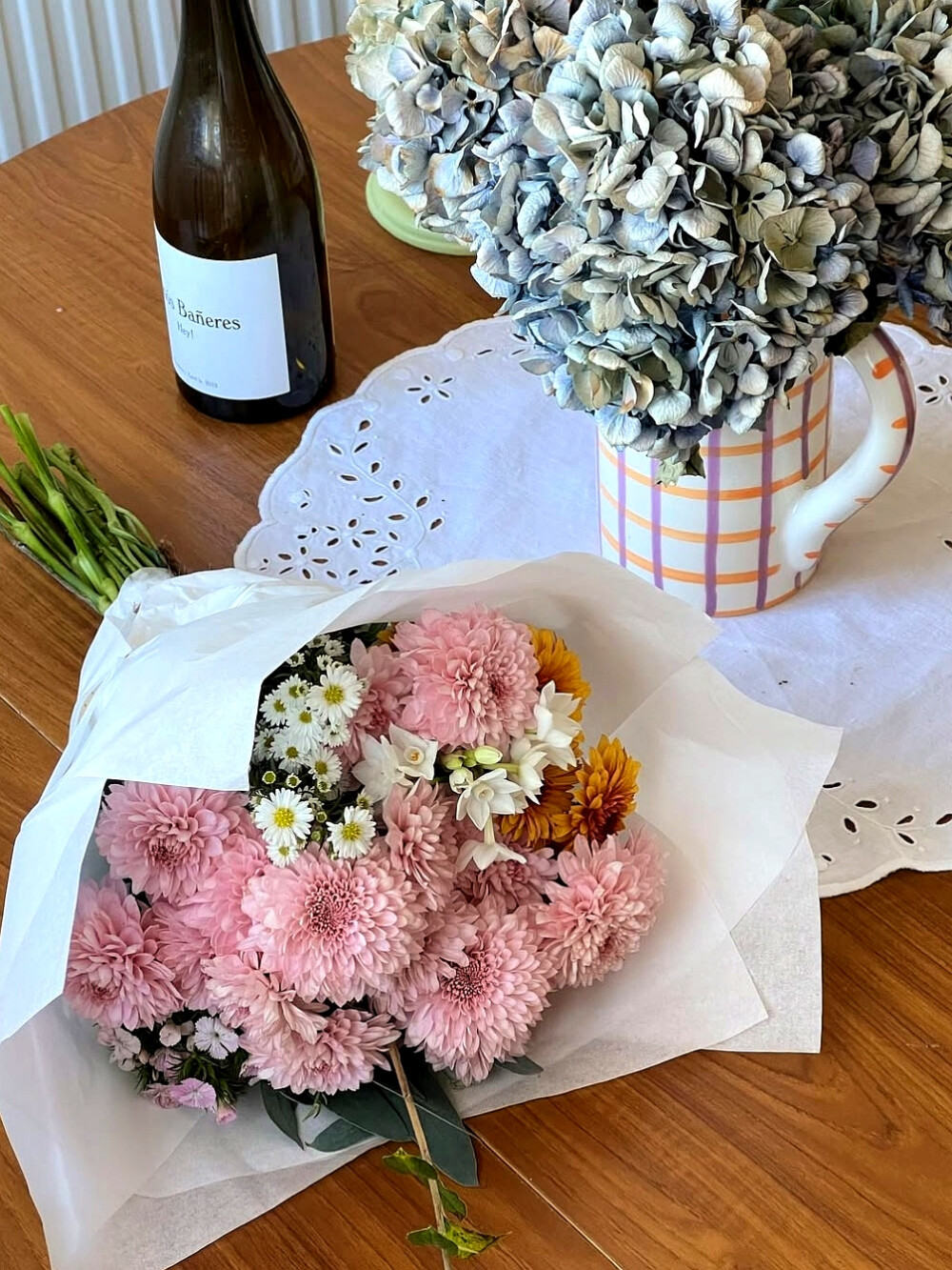 日常
半天朱霞，粲然如焚，
映着草地也有三分红意了。