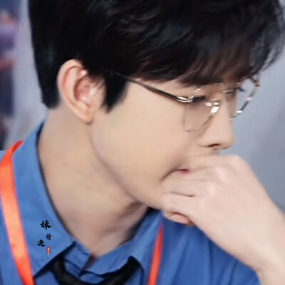 苹果的折角成了乐谱心脏的书签