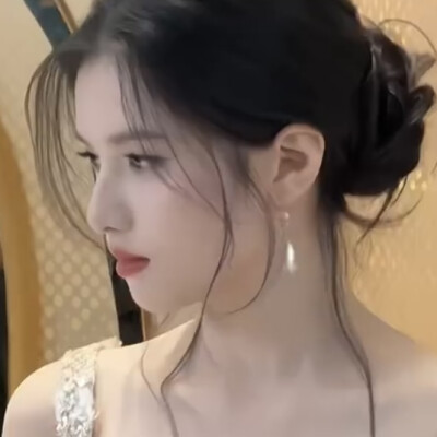 我不知道你身上的味道 我没有握过你的手 我没有感受过你怀抱的温度 我只记得凌晨三点的梦里你看着我笑