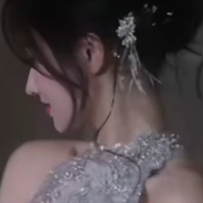 雨潼真美旁边的也是个人