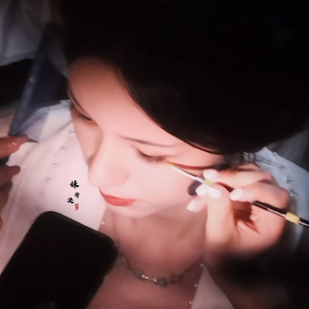 你的瞳孔曝光在直射的经纬度上，我的眸低垂在你的光圈里