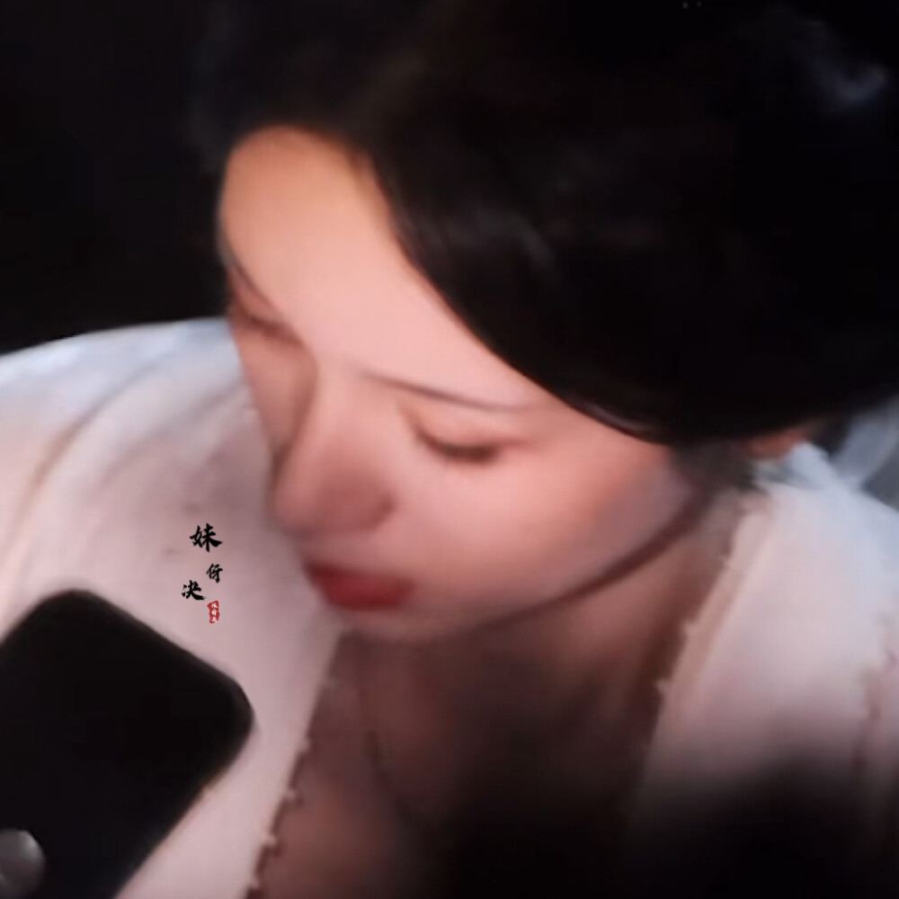 你的瞳孔曝光在直射的经纬度上，我的眸低垂在你的光圈里