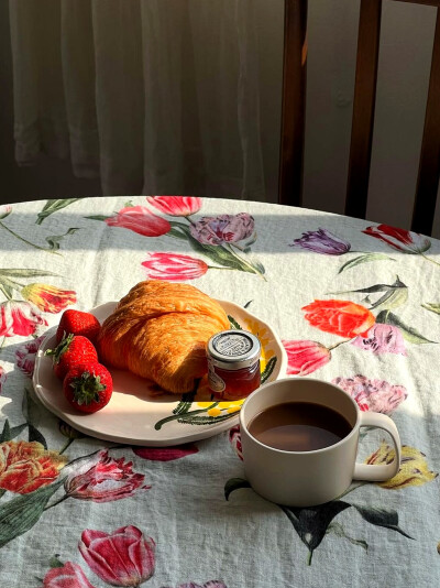 日常
半天朱霞，粲然如焚，
映着草地也有三分红意了。