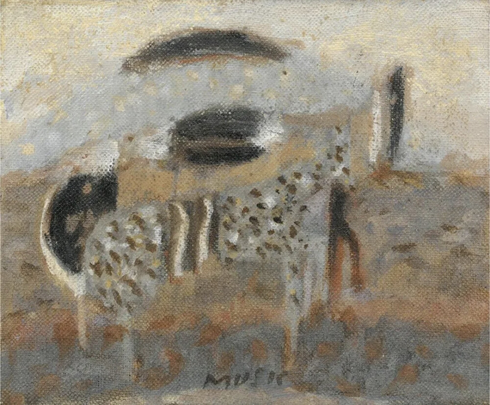 佐兰·穆西奇(Zoran Music)是一位斯洛文尼亚裔意大利画家，其艺术生涯与二十世纪欧洲的历史创伤紧密交织。他生于奥匈帝国，后旅居威尼斯，二战末期在达豪集中营的经历，成为他艺术创作中无法抹去的底色，也使其作品超越个人，承载了深刻的历史重量。穆西奇的创作方法核心是“重复”。他从早期威尼斯风景的柔和色调，逐渐发展为极简而富有表现力的形式。笔下形象——无论是风景、人像还是动物——都被提炼为本质的线条与块面，常以系列形式反复出现。他的色彩调色板常常局限于土黄、赭石、灰白等中性色调，营造出一种随时间变换般的静默与苍凉。他的创作理念是对历史创伤的沉淀与超越。战后多年，他才开始直面记忆，创作出《我们不是最后一批》等系列。画中瘦削、骷髅化的形象既是对集中营遇难者的哀悼，也是对人性坚韧精神的肯定。他并非直白地控诉，而是将痛苦转化为一种普世的、近乎宗教性的沉思和揭示。穆西奇的艺术，是在死亡阴影下，对生命尊严所做的深沉而朴素的视觉见证。