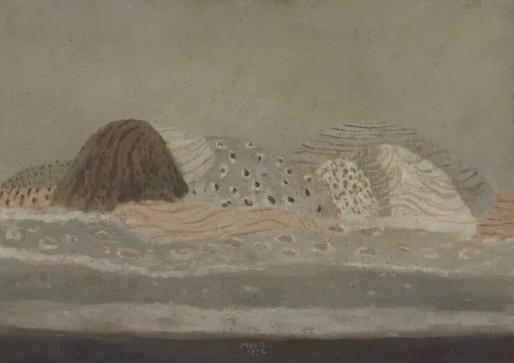 佐兰·穆西奇(Zoran Music)是一位斯洛文尼亚裔意大利画家，其艺术生涯与二十世纪欧洲的历史创伤紧密交织。他生于奥匈帝国，后旅居威尼斯，二战末期在达豪集中营的经历，成为他艺术创作中无法抹去的底色，也使其作品超越个人，承载了深刻的历史重量。穆西奇的创作方法核心是“重复”。他从早期威尼斯风景的柔和色调，逐渐发展为极简而富有表现力的形式。笔下形象——无论是风景、人像还是动物——都被提炼为本质的线条与块面，常以系列形式反复出现。他的色彩调色板常常局限于土黄、赭石、灰白等中性色调，营造出一种随时间变换般的静默与苍凉。他的创作理念是对历史创伤的沉淀与超越。战后多年，他才开始直面记忆，创作出《我们不是最后一批》等系列。画中瘦削、骷髅化的形象既是对集中营遇难者的哀悼，也是对人性坚韧精神的肯定。他并非直白地控诉，而是将痛苦转化为一种普世的、近乎宗教性的沉思和揭示。穆西奇的艺术，是在死亡阴影下，对生命尊严所做的深沉而朴素的视觉见证。