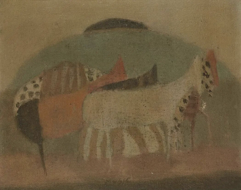 佐兰·穆西奇(Zoran Music)是一位斯洛文尼亚裔意大利画家，其艺术生涯与二十世纪欧洲的历史创伤紧密交织。他生于奥匈帝国，后旅居威尼斯，二战末期在达豪集中营的经历，成为他艺术创作中无法抹去的底色，也使其作品超越个人，承载了深刻的历史重量。穆西奇的创作方法核心是“重复”。他从早期威尼斯风景的柔和色调，逐渐发展为极简而富有表现力的形式。笔下形象——无论是风景、人像还是动物——都被提炼为本质的线条与块面，常以系列形式反复出现。他的色彩调色板常常局限于土黄、赭石、灰白等中性色调，营造出一种随时间变换般的静默与苍凉。他的创作理念是对历史创伤的沉淀与超越。战后多年，他才开始直面记忆，创作出《我们不是最后一批》等系列。画中瘦削、骷髅化的形象既是对集中营遇难者的哀悼，也是对人性坚韧精神的肯定。他并非直白地控诉，而是将痛苦转化为一种普世的、近乎宗教性的沉思和揭示。穆西奇的艺术，是在死亡阴影下，对生命尊严所做的深沉而朴素的视觉见证。