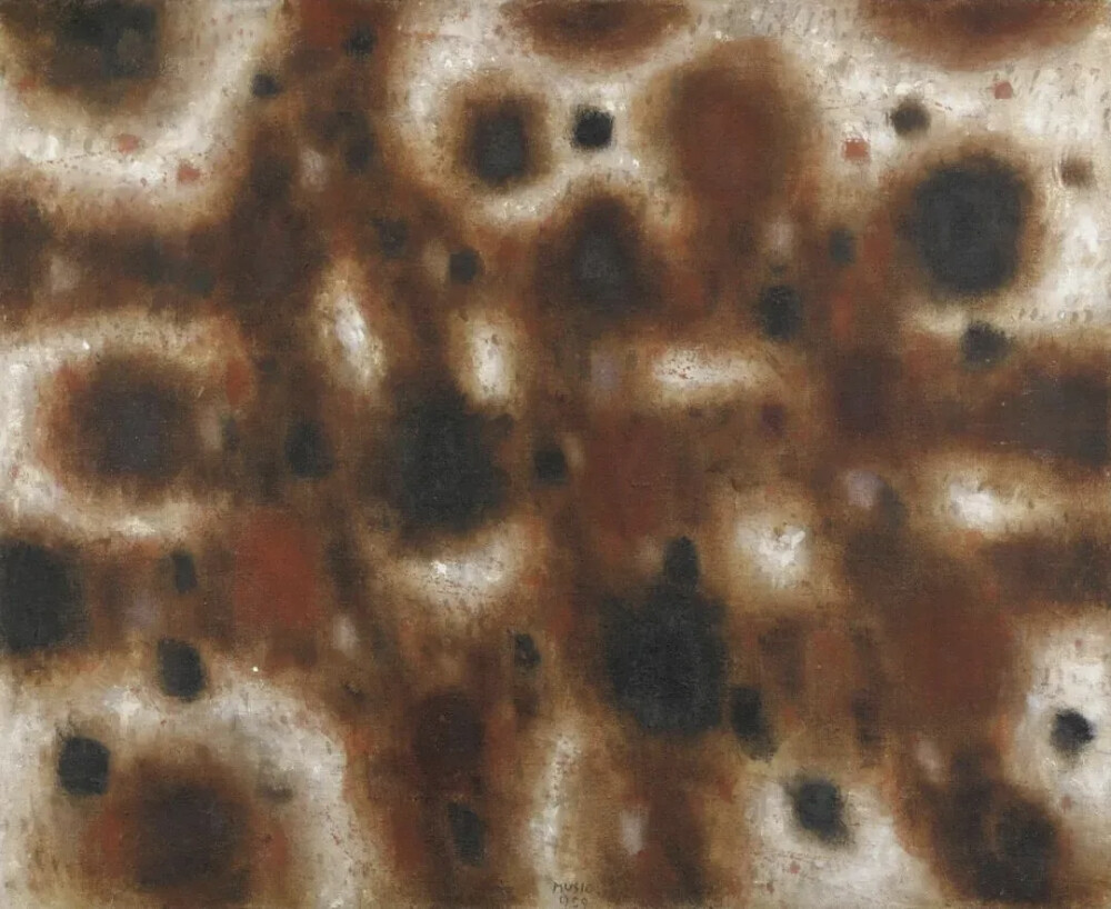 佐兰·穆西奇(Zoran Music)是一位斯洛文尼亚裔意大利画家，其艺术生涯与二十世纪欧洲的历史创伤紧密交织。他生于奥匈帝国，后旅居威尼斯，二战末期在达豪集中营的经历，成为他艺术创作中无法抹去的底色，也使其作品超越个人，承载了深刻的历史重量。穆西奇的创作方法核心是“重复”。他从早期威尼斯风景的柔和色调，逐渐发展为极简而富有表现力的形式。笔下形象——无论是风景、人像还是动物——都被提炼为本质的线条与块面，常以系列形式反复出现。他的色彩调色板常常局限于土黄、赭石、灰白等中性色调，营造出一种随时间变换般的静默与苍凉。他的创作理念是对历史创伤的沉淀与超越。战后多年，他才开始直面记忆，创作出《我们不是最后一批》等系列。画中瘦削、骷髅化的形象既是对集中营遇难者的哀悼，也是对人性坚韧精神的肯定。他并非直白地控诉，而是将痛苦转化为一种普世的、近乎宗教性的沉思和揭示。穆西奇的艺术，是在死亡阴影下，对生命尊严所做的深沉而朴素的视觉见证。