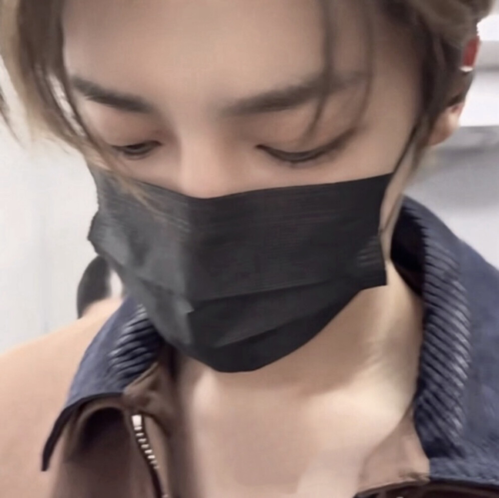 研究你的装帧，捧我在手里吻