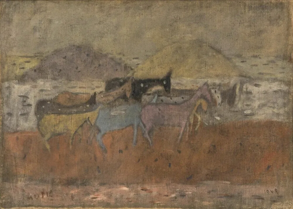 佐兰·穆西奇(Zoran Music)是一位斯洛文尼亚裔意大利画家，其艺术生涯与二十世纪欧洲的历史创伤紧密交织。他生于奥匈帝国，后旅居威尼斯，二战末期在达豪集中营的经历，成为他艺术创作中无法抹去的底色，也使其作品超越个人，承载了深刻的历史重量。穆西奇的创作方法核心是“重复”。他从早期威尼斯风景的柔和色调，逐渐发展为极简而富有表现力的形式。笔下形象——无论是风景、人像还是动物——都被提炼为本质的线条与块面，常以系列形式反复出现。他的色彩调色板常常局限于土黄、赭石、灰白等中性色调，营造出一种随时间变换般的静默与苍凉。他的创作理念是对历史创伤的沉淀与超越。战后多年，他才开始直面记忆，创作出《我们不是最后一批》等系列。画中瘦削、骷髅化的形象既是对集中营遇难者的哀悼，也是对人性坚韧精神的肯定。他并非直白地控诉，而是将痛苦转化为一种普世的、近乎宗教性的沉思和揭示。穆西奇的艺术，是在死亡阴影下，对生命尊严所做的深沉而朴素的视觉见证。