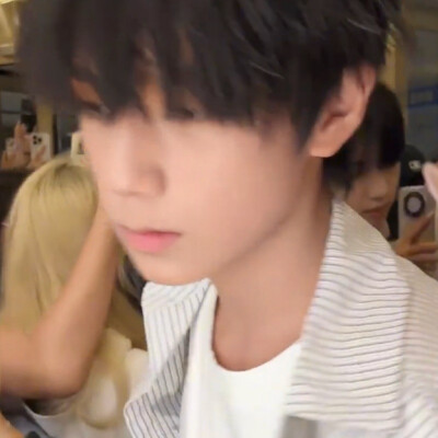 一张帅脸后是另一张帅脸