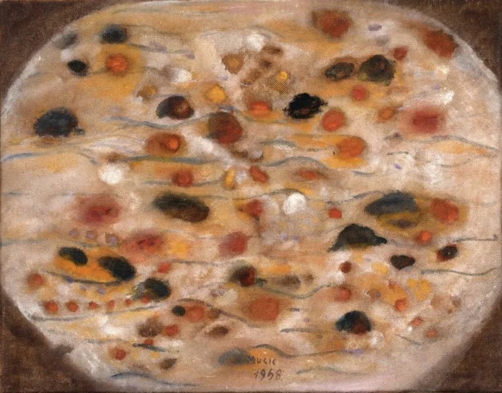 佐兰·穆西奇(Zoran Music)是一位斯洛文尼亚裔意大利画家，其艺术生涯与二十世纪欧洲的历史创伤紧密交织。他生于奥匈帝国，后旅居威尼斯，二战末期在达豪集中营的经历，成为他艺术创作中无法抹去的底色，也使其作品超越个人，承载了深刻的历史重量。穆西奇的创作方法核心是“重复”。他从早期威尼斯风景的柔和色调，逐渐发展为极简而富有表现力的形式。笔下形象——无论是风景、人像还是动物——都被提炼为本质的线条与块面，常以系列形式反复出现。他的色彩调色板常常局限于土黄、赭石、灰白等中性色调，营造出一种随时间变换般的静默与苍凉。他的创作理念是对历史创伤的沉淀与超越。战后多年，他才开始直面记忆，创作出《我们不是最后一批》等系列。画中瘦削、骷髅化的形象既是对集中营遇难者的哀悼，也是对人性坚韧精神的肯定。他并非直白地控诉，而是将痛苦转化为一种普世的、近乎宗教性的沉思和揭示。穆西奇的艺术，是在死亡阴影下，对生命尊严所做的深沉而朴素的视觉见证。