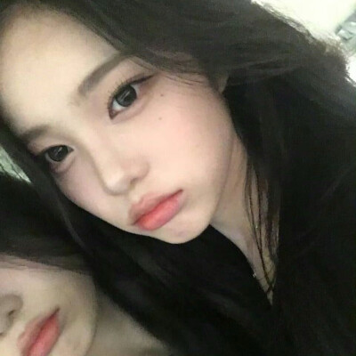 在她的对面装作看不见