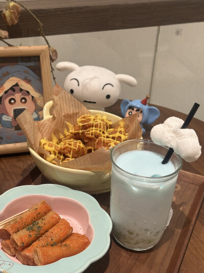 11.17。我梦见自己被炸死了，在桥上看到像外星袭击的炮弹从远处炸过来，我载着朋友来不及退后被炸死了，朋友幸存，我们当时是要去参加一个聚会，我变成一缕魂魄，朋友看得见我，我说我们等下去聚会你跟大家解释一下…