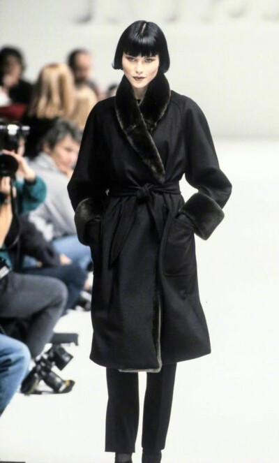 黑色皮毛一体大衣