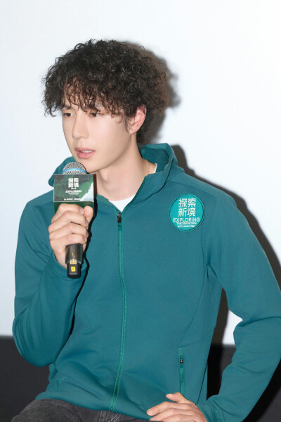 YIBO-OFFICIAL：
#探索新境2首映会直播#
以掌触岩，以心入境。今日#探索新境# 系列发起人@UNIQ-王一博 出席一博「岩」选漫谈首映会，现场分享新一季攀岩感受，讲述协作中的安全感，大家记得在专业指导下安全地感受…