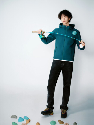 #王一博[超话]# · #探索新境2首映会直播#
向上，是岩壁的极境；向内，是成长的心境；把对未知的追问，变成亲手触摸的答案。新的探索故事，即将开篇。[开学季]
#探索新境2# 一博「岩」选漫谈首映会直播即将开始 ，与…