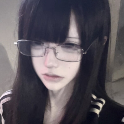 你拥抱你哀悼那些破碎的陶瓷