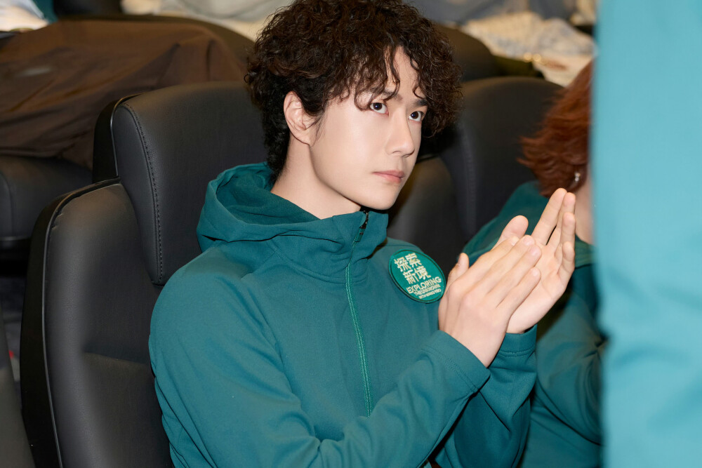 YIBO-OFFICIAL：
#探索新境2首映会直播#
以掌触岩，以心入境。今日#探索新境# 系列发起人@UNIQ-王一博 出席一博「岩」选漫谈首映会，现场分享新一季攀岩感受，讲述协作中的安全感，大家记得在专业指导下安全地感受攀岩魅力噢～#王一博直播#
11月28日起锁定腾讯视频，每周五、周六11点更新，向上而行，探索不止。#探索新境2#