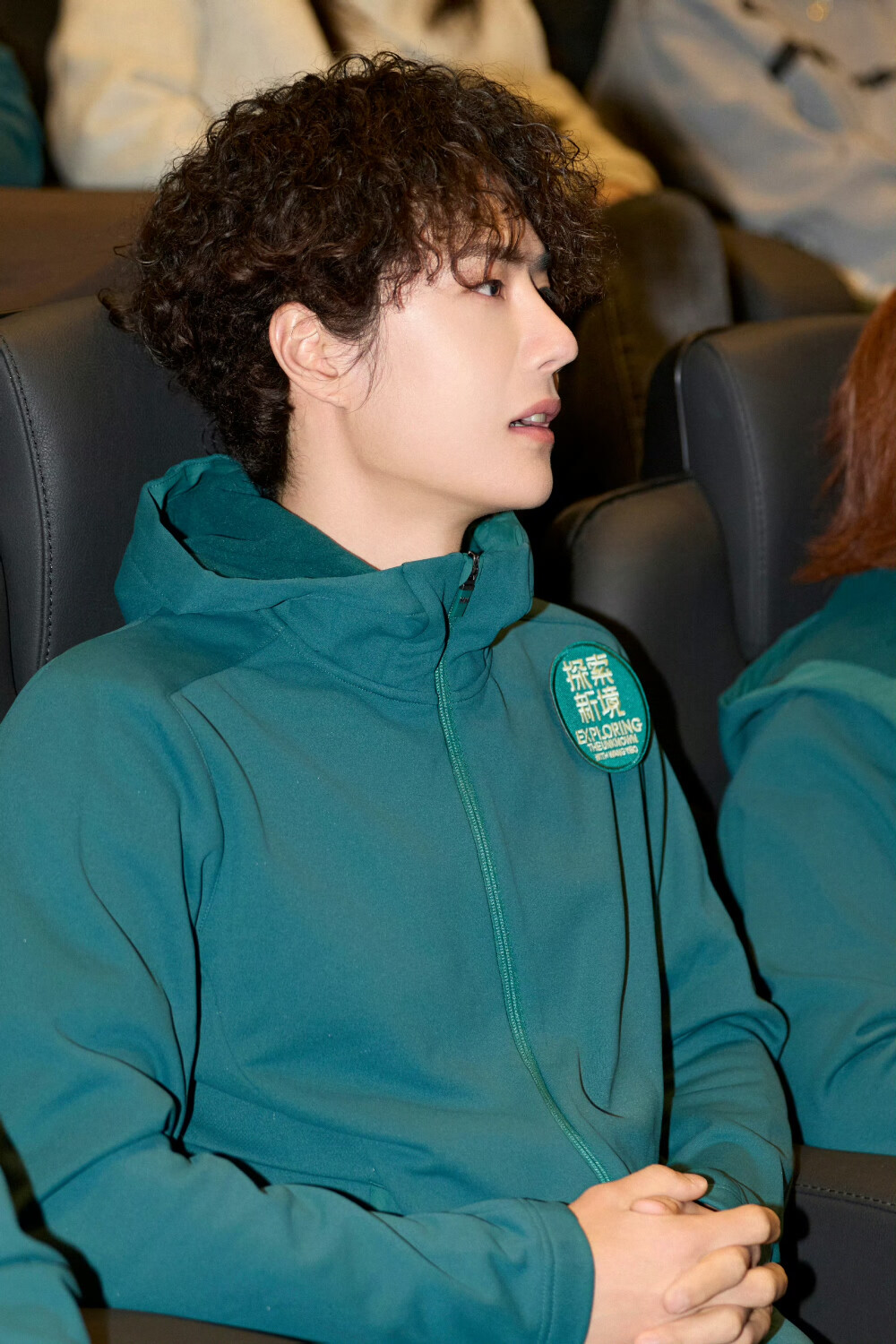 #王一博[超话]# · #探索新境2首映会直播#
以掌触岩，以心入境。今日#探索新境# 系列发起人@UNIQ-王一博 出席一博「岩」选漫谈首映会，现场分享新一季攀岩感受，讲述协作中的安全感，大家记得在专业指导下安全地感受攀岩魅力噢～#王一博直播#[羞嗒嗒]
11月28日起锁定腾讯视频，每周五、周六11点更新，向上而行，探索不止。#探索新境2#