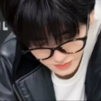 这副眼镜有点眼熟啊