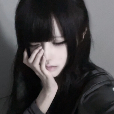 你拥抱你哀悼那些破碎的陶瓷