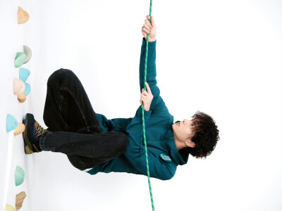 #王一博[超话]# · #探索新境2首映会直播#
向上，是岩壁的极境；向内，是成长的心境；把对未知的追问，变成亲手触摸的答案。新的探索故事，即将开篇。[开学季]
#探索新境2# 一博「岩」选漫谈首映会直播即将开始 ，与…