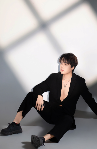 龙国兵的伤感头像黎平县水口镇网红男生头像黑白头像黎平网红博艺机械舞男生自拍照片