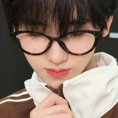 这副眼镜有点眼熟啊