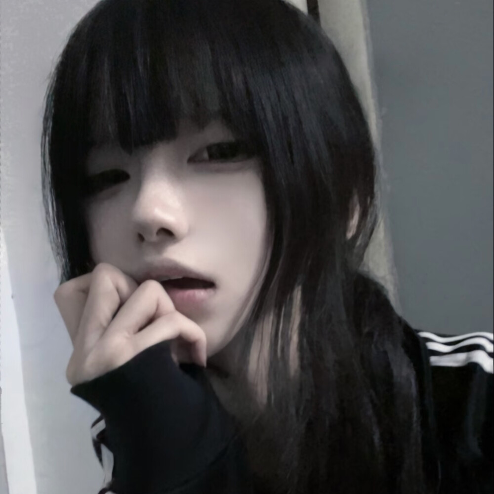 你拥抱你哀悼那些破碎的陶瓷