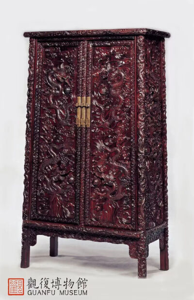 明晚期 紫檀满雕龙纹圆角柜
观复博物馆 藏

