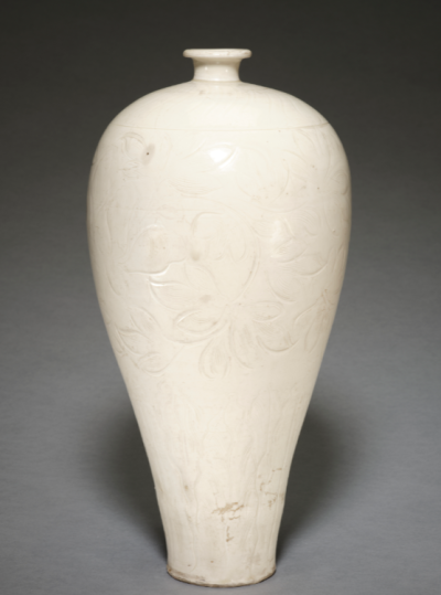 ▲北宋 定窑白釉刻花卉纹梅瓶 北京故宫博物院藏