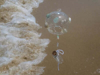 温柔懒懒的海风，风铃惬意地作响
