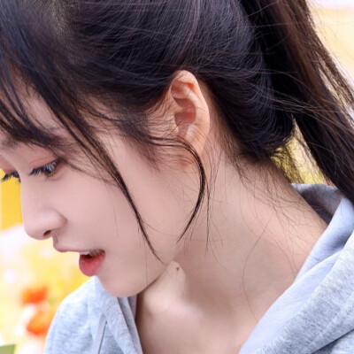 可以像毛绒玩具一样简单吗 ？你戳我一下我就会对你说话 你抱住我我也会抱住你OuO