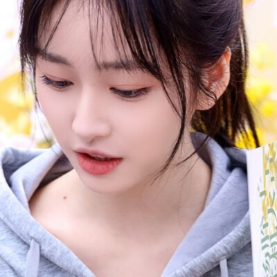 可以像毛绒玩具一样简单吗 ？你戳我一下我就会对你说话 你抱住我我也会抱住你OuO