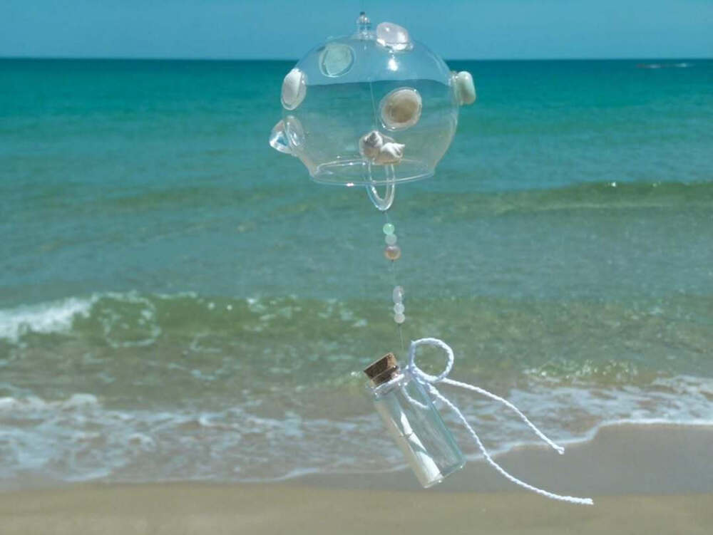 温柔懒懒的海风，风铃惬意地作响
