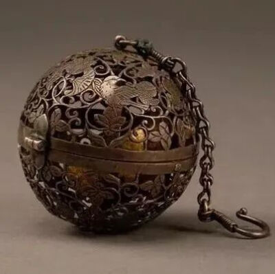 唐 葡萄花鸟纹银香囊
陕西历史博物馆藏
