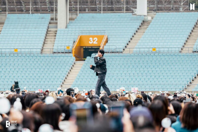251119
官推更新硕珍相关
진 (Jin) ‘#RUNSEOKJIN_EP.TOUR_ENCORE' Photo Sketch