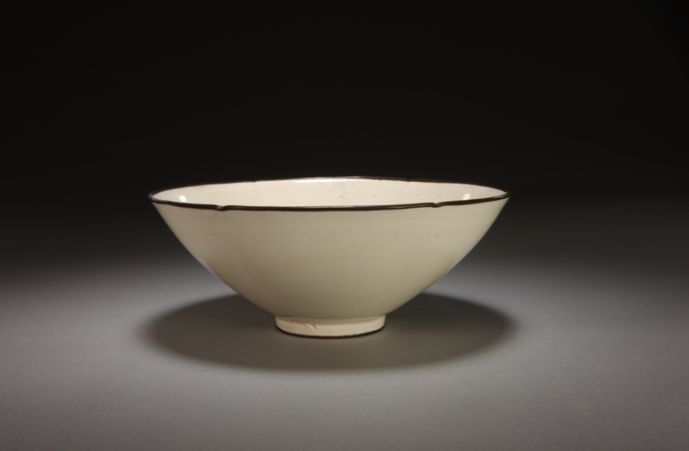 ▲北宋 定窑白釉刻花折枝芙蓉纹花口碗（釉色非常典型） 北京故宫博物院藏