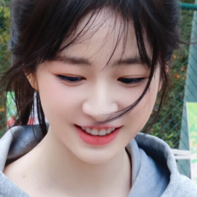 风吹乱了她的思绪