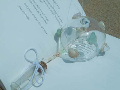 温柔懒懒的海风，风铃惬意地作响
