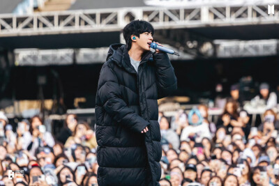 251119
官推更新硕珍相关
진 (Jin) ‘#RUNSEOKJIN_EP.TOUR_ENCORE' Photo Sketch