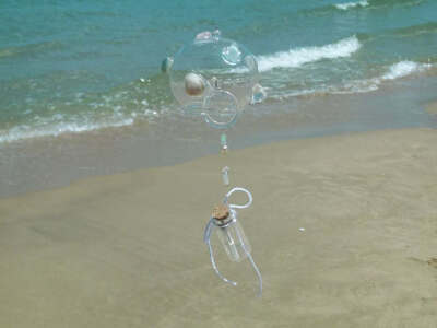 温柔懒懒的海风，风铃惬意地作响
